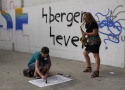 Eva Ursprung (Graz) & Bernadette Moser (Graz) / Sanja Zdrnja (Srb) – täglich 16:00 – 16:30 Tonleitern unter der Hauptbrücke und “Wirf deine Kunst weg!