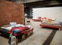 schlafstätten in der halle des schaumbades für die studierenden der freien klasse an der akademie für bildende künste wien. Foto: Alexandra Gschiel