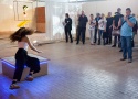 Veza Maria Fernandez, Performance auf dem Bausound-Sockel von Christof Neugebauer. Foto: Alexandra Gschiel