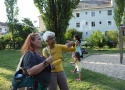 Janet Pillai erkundet in fachkundiger Begleitung von Elisabeth Hufnagl (Stadtteilzentrum Triesterstrae) die Triestersiedlung