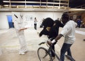 Security-Chef Jojo Emeka wirft das "Schwarze Schaf" aus der Ausstellung, Foto: Alexandra Gschiel