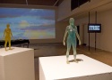 Vorne: Eva Wohlgemuth - "Body Scan Sculptures"; Projektion: Nancy Buchanan - "Operation Empathy"; links: Hito Steyerl - "Strike", Foto: Eva Ursprung