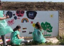 Mädchengruppe vom Sozialraum 3 bei der Arbeit am Zaun, Foto: Eva Ursprung
